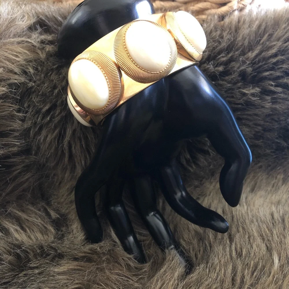 Vintage Two Sisters cream quartz stone bracelet